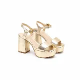 Sandalia de fiesta Dalia color champagne, confeccionada en cuero 100% legítimo, con plataforma delantera, taco ancho y tira en el tobillo con hebilla ajustable.
