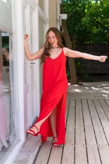 Vestido azul eléctrico de muselina con tirantes finos y escote en V. Corte suelto y largo midi.