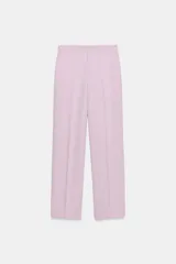 Pantalón de tiro alto color rosado, con pernera recta, bolsillos delanteros y cierre frontal con cremallera, botón interior y gancho.
