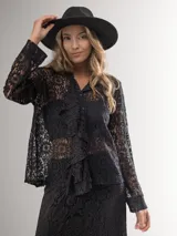 Camisa de encaje color crema, con corte clásico, volado frontal y botones al frente.