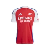 Camiseta de fútbol Adidas del Arsenal, modelo Home 24/25. Diseño rojo con mangas blancas y detalles en azul en cuello y hombros. Incluye logo de Adidas, escudo del club y sponsor Emirates Fly Better en el frente.