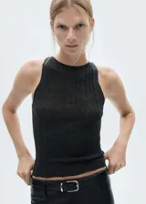 Top de punto fino con cuello halter y diseño entallado al cuerpo, sin mangas.