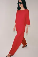Pantalón bombacho de punto color rojo, con cintura elástica y perneras abullonadas acabadas en puño ajustado.