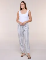 Pantalón de lino de calce holgado y caída ligera, con estampado de rayas verticales en tonos celestes y blancos. Cuenta con cintura elastizada fruncida con cordón ajustable al frente, bolsillos laterales y pierna recta.