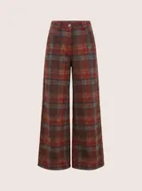 Pantalon de corte ancho y holgado, confeccionado en una mezcla de algodón, viscosa y lino. Presenta un diseño a cuadros en tonos rojizos, marrones y azules, con cierre frontal de botón y cremallera, bolsillos laterales y detalles de pespuntes a contratono.