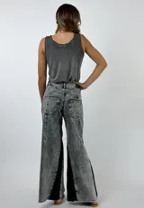 Pantalon de jean de corte recto y tiro alto, con efecto de lavado ácido y franjas laterales en denim de color azul oscuro. Presenta ruedo deshilachado.