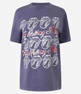 Remera de algodón color lila con efecto lavado, cuello redondo y mangas cortas. Presenta estampa frontal licenciada de The Rolling Stones con múltiples repeticiones del icónico logo de la lengua y detalles metalizados.