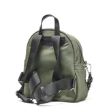 Mochila urbana de diseño compacto en color verde militar, confeccionada en material textil. Presenta un compartimento principal con cierre, un bolsillo frontal con cierre y detalles de tiradores de cuerda trenzada en blanco y negro. Incluye el logo de la marca XL Extra Large en un aplique circular metálico en la parte inferior.