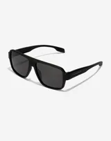 Lentes de sol unisex Hawkers modelo Parlay, con montura cuadrada negra y lentes grises.