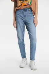 Pantalón jean celeste de tiro alto, corte mom tapered.
