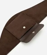 Cinturón ancho de gamuza sintética color marrón, con bolsillo frontal con solapa, hebilla metálica y cierre ajustable.