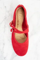 Chatitas rojas de gamuza con correa sobre el empeine y hebilla dorada.