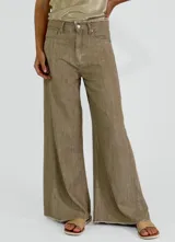 Pantalón de jean de corte ancho, color beige, con bolsillos delanteros y traseros.