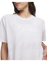 Remera de manga corta Under Armour con corte holgado y hombros caídos. Presenta cuello acanalado y un gráfico con el logo de la marca en letras cursivas tono sobre tono en el frente.