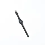 Reloj digital Q&Q Noah con caja cuadrada negra y correa de silicona negra.