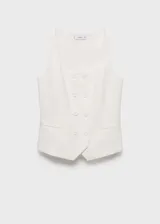 Chaleco blanco con cuello escotado, cierre de doble botonadura, dos bolsillos delanteros de ribete y tirantes anchos. Diseño recto con forro interior.