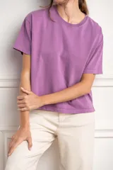 Remera de manga corta con calce oversize, confeccionada en algodón con efecto lavado que le otorga una textura irregular y un acabado desgastado.