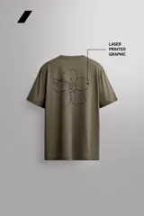 Remera Zara Athleticz de corte relaxed fit, confeccionada en tejido técnico fluido y ligero, en color verde militar. Presenta cuello redondo, manga corta y pequeño estampado a contraste en el pecho.