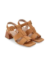 Sandalias de gamuza color camel con diseño de tiras anchas entrelazadas, cierre con hebilla lateral y taco cuadrado con acabado de madera.