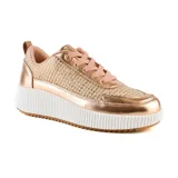 Championes urbanos color dorado con capellada de tejido trenzado, cordones rosados y plataforma blanca con suela marrón.