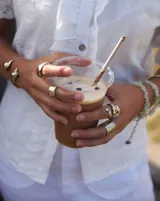 Anillo ancho de alpaca con textura irregular.