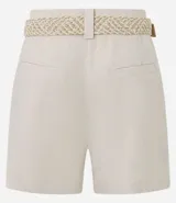 Short recto de cintura alta color crudo, confeccionado en viscolino, con trabillas en la cintura, pliegues y cierre tradicional. Incluye cinturón de rafia artificial con hebillas de argollas.