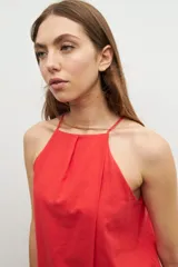 Top halter rojo de lino con cuello redondo y breteles finos.