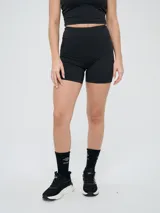 Calza cortas tipo biker color negro, de tiro alto y diseño ajustado.