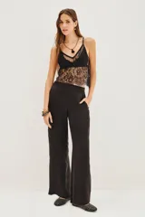 Pantalon palazzo de tiro alto, confeccionado en tejido de cupro y viscosa con textura sedosa. Presenta una caída fluida, largo al piso y bolsillos laterales.