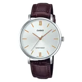 Reloj Casio para mujer con correa de cuero marrón, esfera blanca y detalles en oro rosa. Caja de acero plateado de 34 mm x 7 mm, cristal mineral y resistencia al agua 3 ATM.