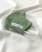 Tapabocas de tela color verde oliva con elástico blanco y etiqueta con la marca Valente.