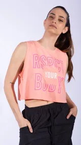 Top sin mangas, corte cropped, color salmón claro, con estampa frontal en rosa neón que dice "Respect Your Body".