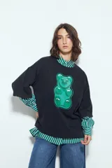 Remerón de manga corta con calce amplio y estética urbana, confeccionado con proceso de lavado que le otorga un efecto desgastado. Presenta una estampa gráfica frontal de un oso de goma en color verde.