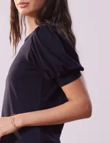 Remera de modal color azul marino, marca Tahari. Cuello redondo y mangas cortas abullonadas con puño.