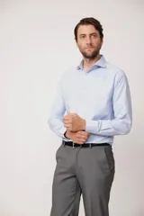 Camisa celeste de corte ajustado, fabricada con tejido suave de India, con botones coordinados.