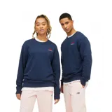 Buzo azul marino de cuello redondo, con logo de New Balance bordado en rojo en el pecho. Corte clásico y puños y cintura acanalados.