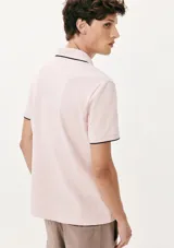 Chomba de manga corta color negro con cuello y tapeta interior en color gris claro. Presenta un pequeño bordado en el pecho y detalles de ribete en gris en el cuello y las mangas.