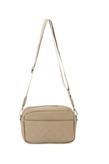 Bandolera de poliuretano simil cuero color beige, con diseño rectangular, cierre superior y bolsillo frontal con costuras en patrón romboidal. Incluye correa ajustable.