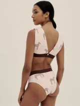 Conjunto de bikini color rosa pálido con estampado de cebras marrones. Incluye corpiño con escote en V y bombacha de tiro alto con cintura ancha.