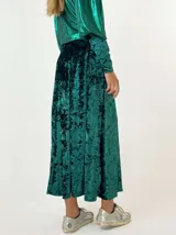 Pollera midi de terciopelo azul con corte evasé en gajos.