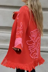 Sacón negro de algodón con flecos y bordados a mano de motivos tropicales en frente, espalda y mangas.