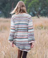 Vestido midi de punto tejido a mano en lana merino, con diseño de rayas horizontales multicolor, cuello redondo y mangas largas oxford.
