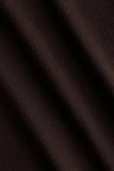 Musculosa entallada de tejido de punto de algodón acanalado en color marrón oscuro, con escote redondo y diseño básico sin mangas.