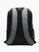 Mochila Forum Active con estampado tie-dye en blanco y negro, con un compartimento principal grande con cierre, un compartimento frontal pequeño con cierre y un bolsillo lateral abierto con elástico.