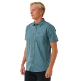 Camisa de manga corta color verde con estampado de micro triángulos blancos. Tiene cuello clásico, cierre con botones y bolsillo en el pecho.