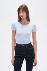 Body de manga corta confeccionado en poliamida, con diseño ajustado al cuerpo, cuello redondo a la base y cierre inferior con broches.