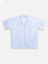 Camisa celeste con estampado de remolinos blancos, de corte recto, manga corta y cuello cubano.
