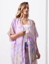 Kimono abierto con diseño de estampado marmolado en tonos violeta, lila y beige, confeccionado en tejido ligero y fluido.