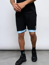 Short deportivo Umbro negro con terminaciones en celeste.
