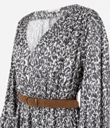 Vestido midi de tejido satinado con estampado abstracto, escote en V, mangas largas con volumen y hombreras estructuradas. Incluye un cinturón con hebilla para marcar la cintura y falda fluida con recortes.